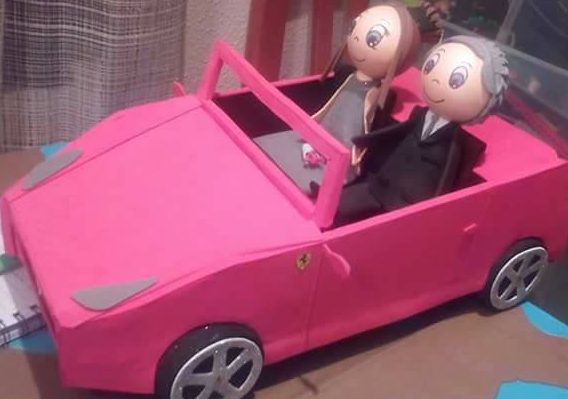 Pareja Fofuchos con Coche